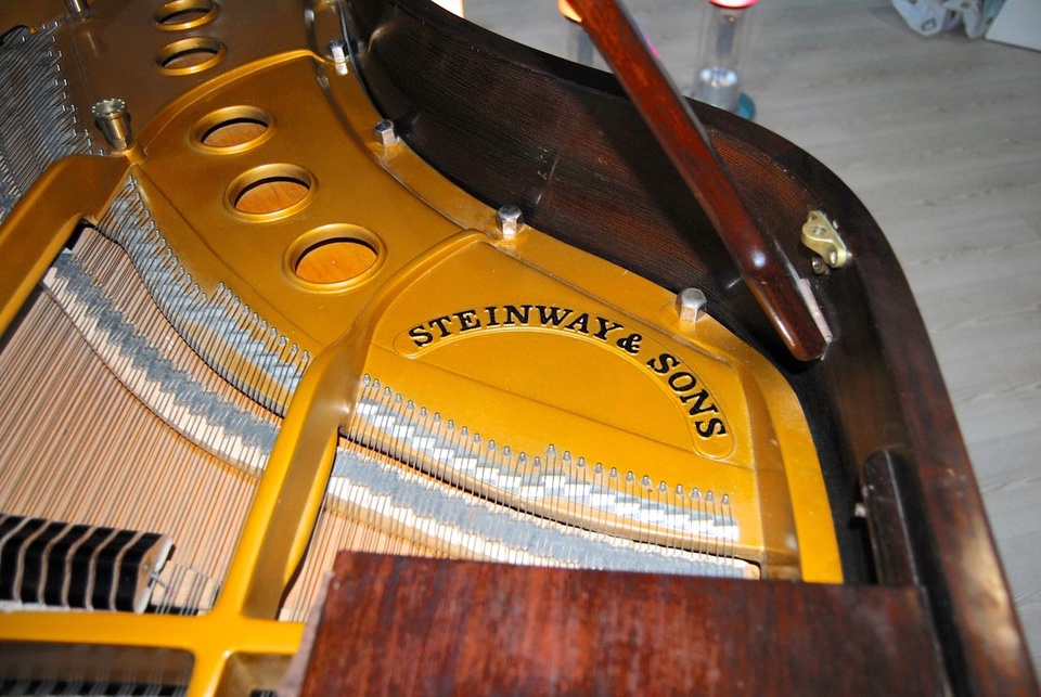 Interior de un piano de cola de la marca Steinway & Sons